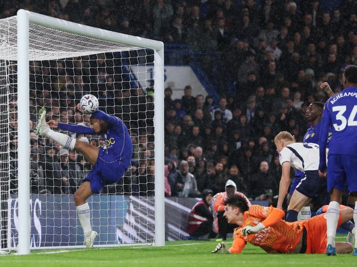 Chelsea harus menelan kekalahan pahit saat menjamu Tottenham Hotspur dalam lanjutan Liga Inggris 2026/2027. Bermain di Stamford Bridge, Sabtu (24/10/2026), The Blues takluk 0-2 dari rival sekotanya dalam derby London yang berlangsung penuh drama. Kekalahan ini semakin menyakitkan setelah Cole Palmer diusir wasit pada babak kedua. REUTERS