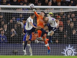 Menjelang turun minum, Chelsea terus menekan untuk mencari gol pembuka. Jordan Henderson melepaskan tembakan keras setelah memanfaatkan kesalahan Kinsky, tetapi kiper Spurs tersebut masih mampu mengamankan bola. Neto sempat menyambar bola muntah, namun serangan itu tidak menghasilkan gol. Hingga babak pertama berakhir, skor tetap imbang 0-0. REUTERS/Andrew Couldridge
