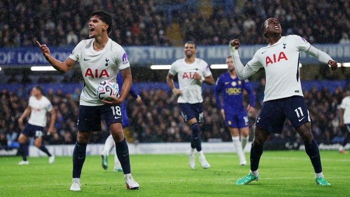 Chelsea harus menelan kekalahan pahit saat menjamu Tottenham Hotspur dalam lanjutan Liga Inggris 2026/2027. Bermain di Stamford Bridge, Sabtu (24/10/2026), The Blues takluk 0-2 dari rival sekotanya dalam derby London yang berlangsung penuh drama. Kek