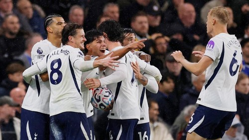 Chelsea harus menelan kekalahan pahit saat menjamu Tottenham Hotspur dalam lanjutan Liga Inggris 2026/2027. Bermain di Stamford Bridge, Sabtu (24/10/2026), The Blues takluk 0-2 dari rival sekotanya dalam derby London yang berlangsung penuh drama. Kekalahan ini semakin menyakitkan setelah Cole Palmer diusir wasit pada babak kedua. REUTERS
