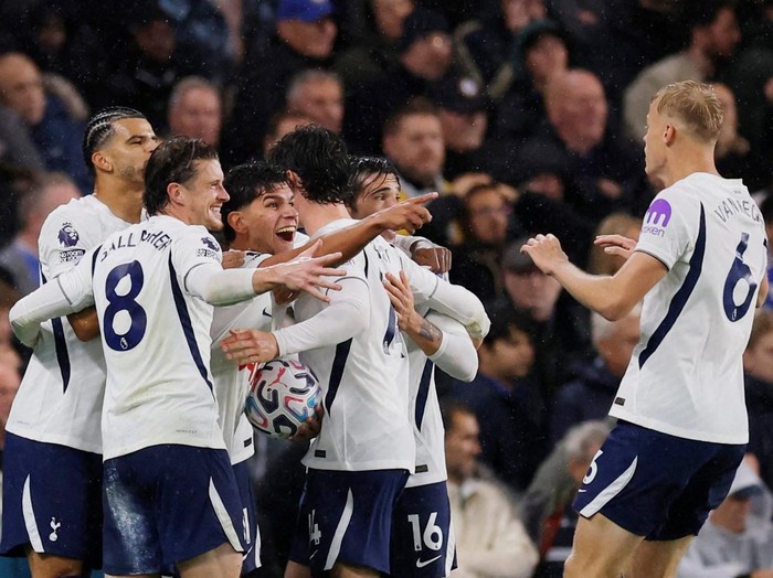 Chelsea harus menelan kekalahan pahit saat menjamu Tottenham Hotspur dalam lanjutan Liga Inggris 2026/2027. Bermain di Stamford Bridge, Sabtu (24/10/2026), The Blues takluk 0-2 dari rival sekotanya dalam derby London yang berlangsung penuh drama. Kekalahan ini semakin menyakitkan setelah Cole Palmer diusir wasit pada babak kedua. REUTERS