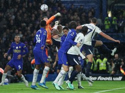 Chelsea memperoleh peluang berbahaya pada menit ke-15 melalui Cole Palmer. Berawal dari tusukan Neto di sisi kanan, bola diteruskan kepada Palmer yang melakukan kombinasi dengan Morgan Rogers di kotak penalti. Palmer kemudian melepaskan tembakan dari sudut sempit, tetapi kiper Tottenham, Antonin Kinsky, sigap menepis bola dan menggagalkan peluang tersebut. REUTERS/Isabel Infantes