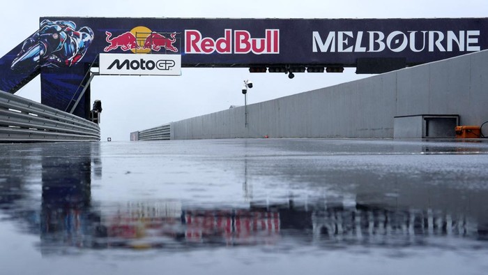 Balapan Moto3 dalam rangkaian MotoGP Australia 2026 resmi dibatalkan akibat kondisi cuaca buruk di Sirkuit Phillip Island, Minggu (25/10/2026). Gangguan jarak pandang menjadi faktor utama keputusan tersebut demi menjaga keselamatan pembalap dan seluruh pihak yang terlibat. REUTERS/Asanka Brendon Ratnayake