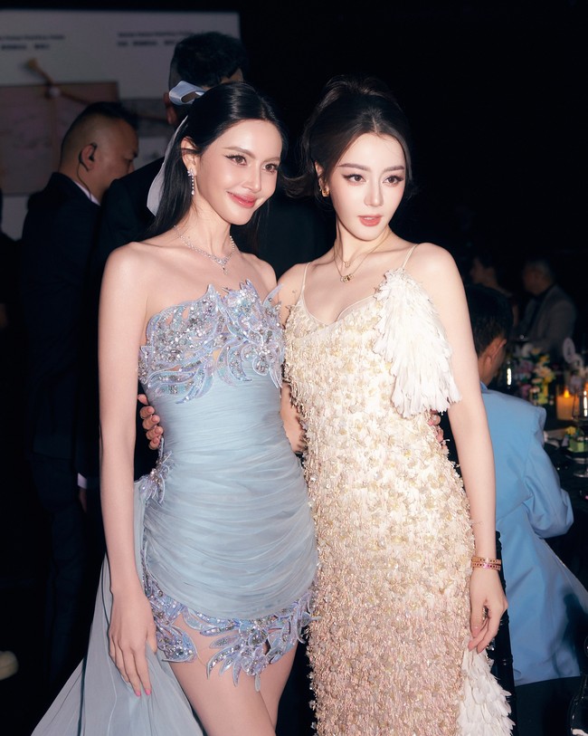 Dilraba Dilmurat mengenakan gaun champagne dari koleksi Dior Cruise 2027. Gaun berpotongan simple ini tampil cantik dan dreamy berkat embellishment berkilauan dan aksen bulu di bagian bahu. Foto: Instagram/@davikah