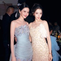 2 Ikon Asia Dilraba Dilmurat & Davika Pose Bareng, Cantiknya Bikin Terpana
