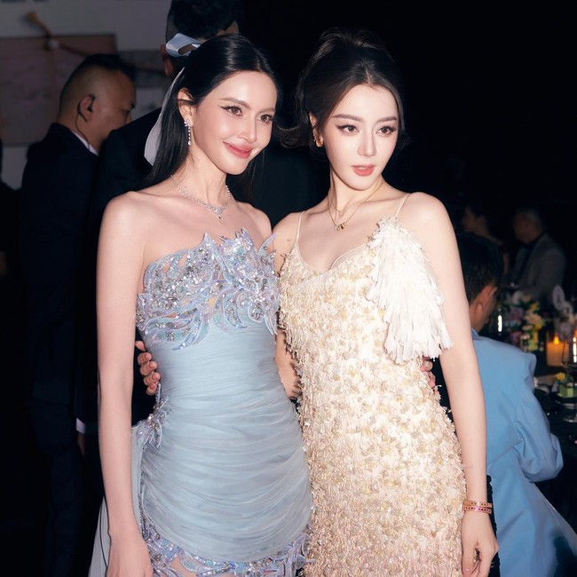 2 Ikon Asia Dilraba Dilmurat & Davika Pose Bareng, Cantiknya Bikin Terpana