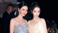 2 Ikon Asia Dilraba Dilmurat & Davika Pose Bareng, Cantiknya Bikin Terpana
