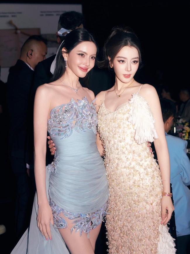 2 Ikon Asia Dilraba Dilmurat & Davika Pose Bareng, Cantiknya Bikin Terpana