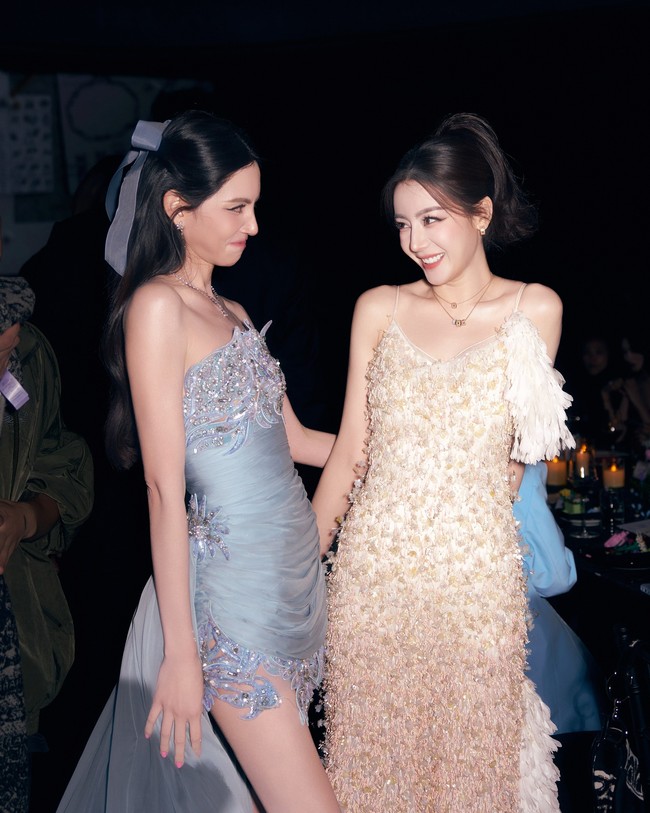 Penampilan keduanya banjir pujian. “Bak bangsawan sejati! Mai Davika dan Dilraba Dilmurat memukau dengan saat bersama. Kecantikan berlipat ganda, keanggunan pun berlipat ganda!” tulis salah satu pengguna Instagram di kolom komentar unggahan foto Davika. Foto: Instagram/@davikah