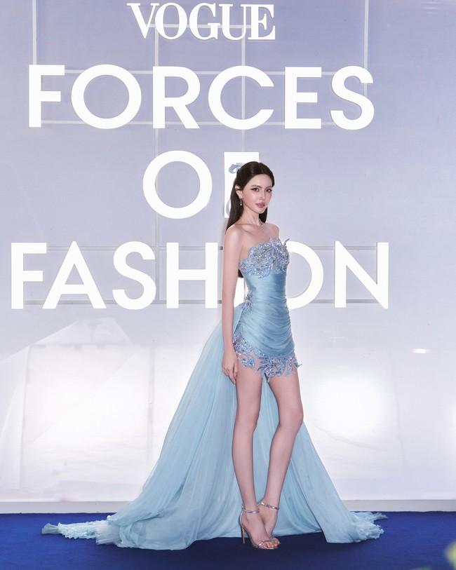 Davika Hoorne mengenakan gaun biru pastel berbahan tulle dengan hiasan bordir, kristal dan payet berkilauan, dari koleksi Zuhair Murad Haute Couture. Train panjang menambah kesan dreamy yang cantik. Foto: Instagram/@davikah