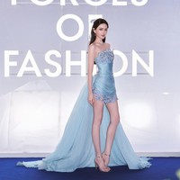 Davika Hoorne mengenakan gaun biru pastel berbahan tulle dengan hiasan bordir, kristal dan payet berkilauan, dari koleksi Zuhair Murad Haute Couture. Train panjang menambah kesan dreamy yang cantik. Foto: Instagram/@davikah