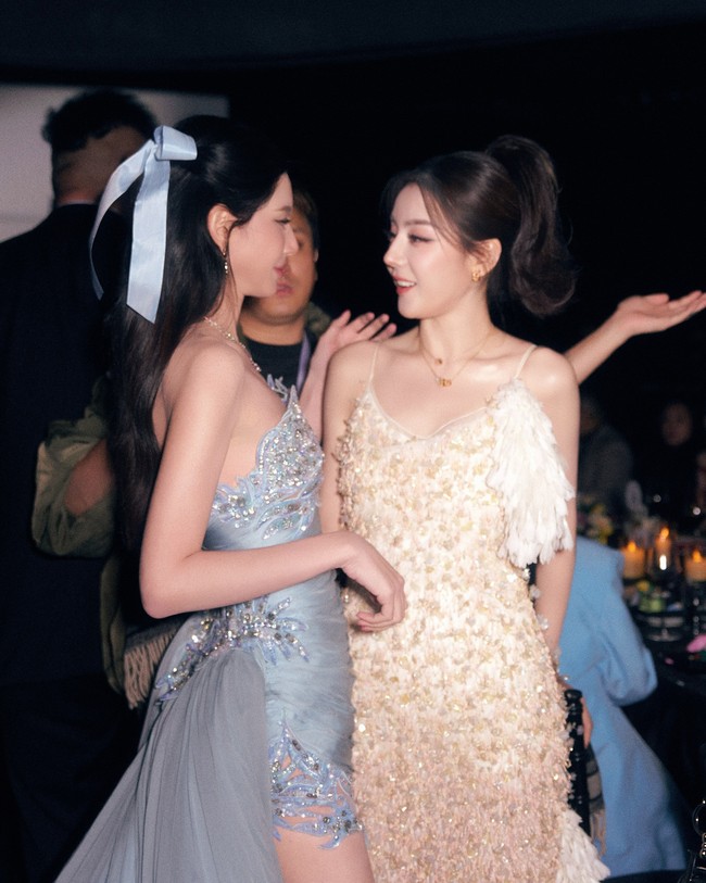 Fashion Bible, Vogue, menggelar acara tahunan Forces of Fashion Gal 2026 di Kota Suzhou, China. Deretan selebriti Asia berkumpul pada malam gala yang digelar pada Jumat (23/10), termasuk aktris keturunan Uighur Dilraba Dilmurat dan aktris asal Thailand, Davika Hoorne. Foto: Instagram/@davikah