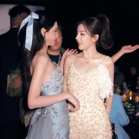 Fashion Bible, Vogue, menggelar acara tahunan Forces of Fashion Gal 2026 di Kota Suzhou, China. Deretan selebriti Asia berkumpul pada malam gala yang digelar pada Jumat (23/10), termasuk aktris keturunan Uighur Dilraba Dilmurat dan aktris asal Thailand, Davika Hoorne. Foto: Instagram/@davikah