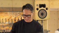 Demian Aditya terlihat membawakan kue ulang tahun untuk anaknya, Kiandra Aldya Arka. (Foto: dok instagram Demian Aditya)