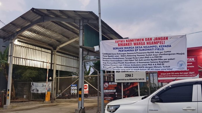 Warga Ngampel pasang banner tuntutan di sekitar pintu pengeboran pad B Pertamina EP Cepu Zona 11