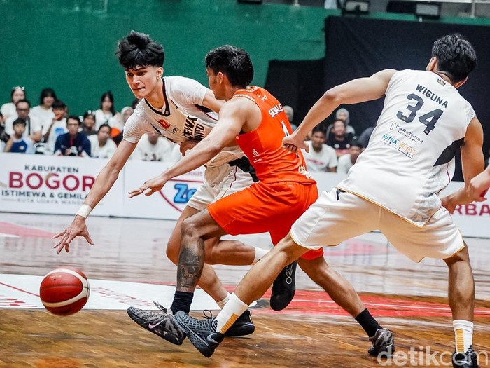 Dewa United Banten meraih kemenangan atas Pelita Jaya Jakarta dalam laga Grup B IBL All Indonesian 2026. Dewa United menang tipis dengan skor 61-59 di GOR Laga Tangkas, Bogor, Jawa Barat, Sabtu (24/10/2026).

Pelita Jaya mengawali pertandingan dengan menjaga keunggulan cukup jauh atas Dewa United. Namun, Dewa United perlahan memangkas ketertinggalan menjelang akhir kuarter kedua.