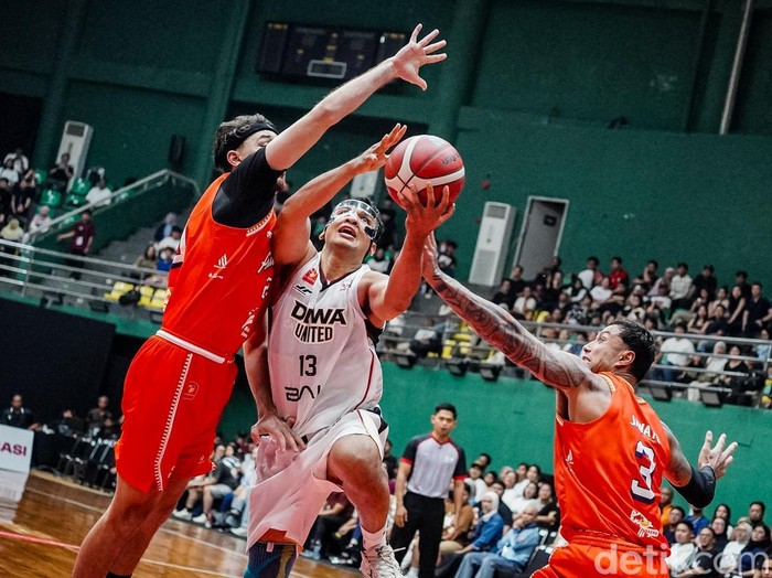 Dewa United Banten meraih kemenangan atas Pelita Jaya Jakarta dalam laga Grup B IBL All Indonesian 2026. Dewa United menang tipis dengan skor 61-59 di GOR Laga Tangkas, Bogor, Jawa Barat, Sabtu (24/10/2026).

Pelita Jaya mengawali pertandingan dengan menjaga keunggulan cukup jauh atas Dewa United. Namun, Dewa United perlahan memangkas ketertinggalan menjelang akhir kuarter kedua.