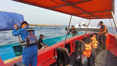 Dua Nelayan Sikka yang Hendak ke Larantuka Alami Mati Mesin, Minggu (25/10/2026). Foto: Basarnas Maumere