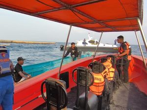 Kapal Mati Mesin, 2 Nelayan Sikka Terombang-ambing di Laut