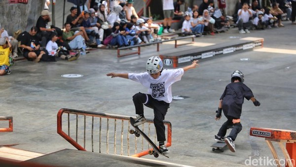 Dulu Kumuh, Kini Jadi Arena Skateboard Keren di Kolong Flyover Slipi