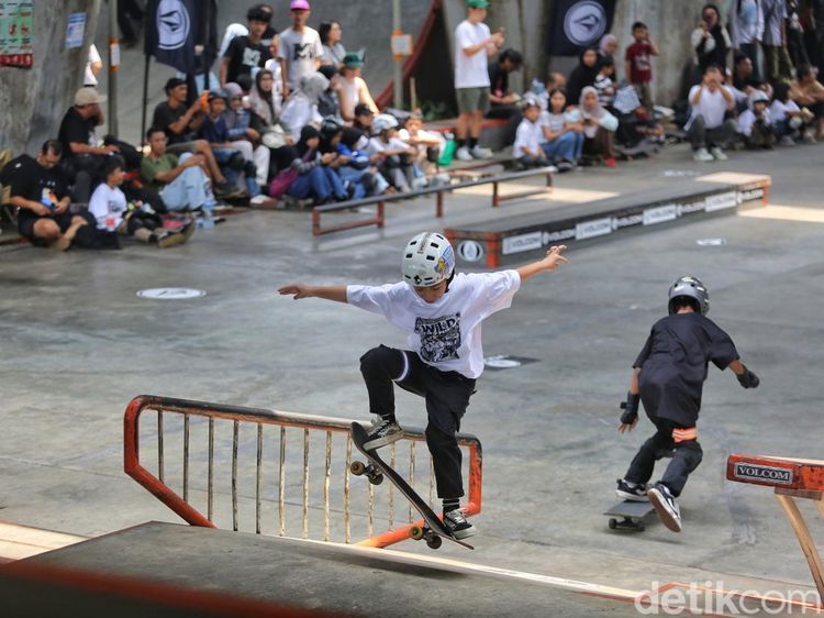 Dulu Kumuh, Kini Jadi Arena Skateboard Keren di Kolong Flyover Slipi