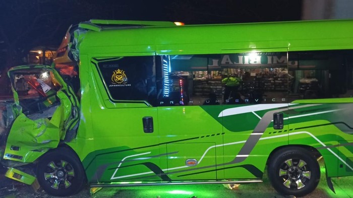 Kondisi Isuzu Elf K-7754-C usai mengalami kecelakaan maut tewaskan 1 penumpang dan 8 lainnya terluka di Pantura Km 14+800, Desa Batu, Karangtengah, Demak pada Minggu (25/10/2026) dini hari.