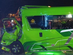 Detik-detik Laka Maut Elf Rombongan Wisatawan di Pantura Demak