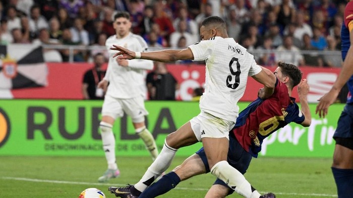 Barcelonas Spanish midfielder #06 Pablo Gavi (R) tackles Real Madrids French forward #09 Kylian Mbappe during their Spanish Cup, Copa del Rey (Kings Cup) final football match between FC Barcelona and Real Madrid CF at La Cartuja stadium in Seville