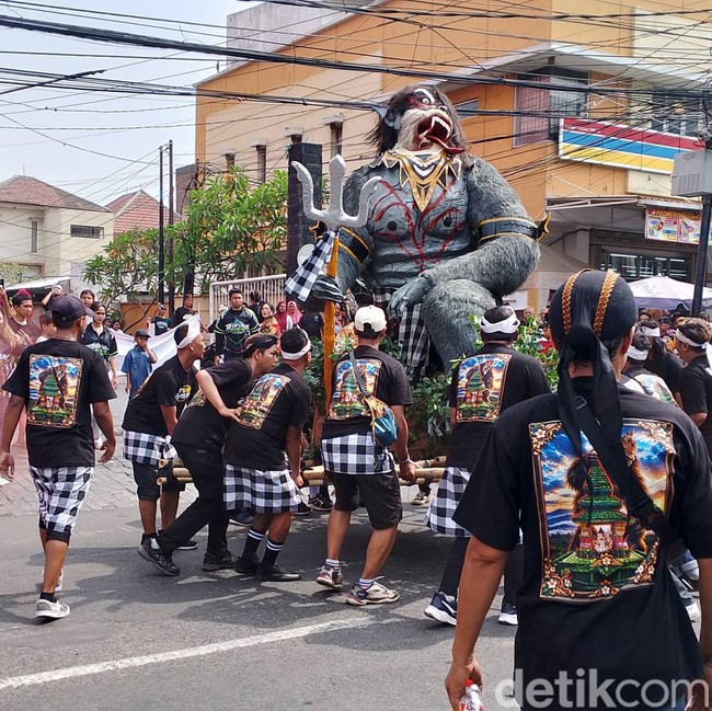 Naga dan Raksasa Meriahkan Festival Budaya Sedekah Bumi Tandes Surabaya