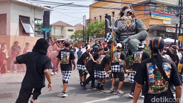 Naga dan Raksasa Meriahkan Festival Budaya Sedekah Bumi Tandes Surabaya