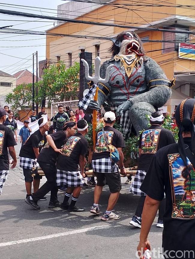 Naga dan Raksasa Meriahkan Festival Budaya Sedekah Bumi Tandes Surabaya