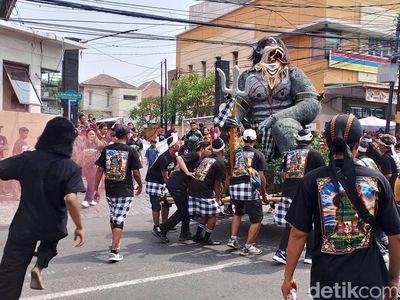 Naga dan Raksasa Meriahkan Festival Budaya Sedekah Bumi Tandes Surabaya