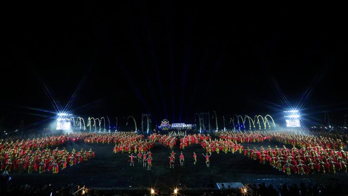 Pertunjukan seni tari kolosal Gandrung Sewu 2026 digelar Sabtu (24/10) di Pantai Boom Banyuwangi