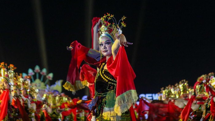 Sejumlah penari menampilkan tarian kolosal dengan konsep glow in the dark pada Festival Gandrung Sewu 2026 di Pantai Boom Marina, Banyuwangi, Jawa Timur, Sabtu (24/10/2026). Festival tahunan yang diikuti 1.300 penari dengan tema Kembang Dermo tersebut untuk pertama kalinya digelar pada malam hari menggunakan konsep glow in the dark (menyala dalam gelap) sebagai upaya merevitalisasi sekaligus mempromosikan seni budaya berbasis kearifan lokal masyarakat Osing kepada wisatawan. ANTARA FOTO/Budi Candra Setya