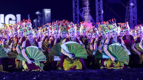 Sejumlah penari menampilkan tarian kolosal dengan konsep glow in the dark pada Festival Gandrung Sewu 2026 di Pantai Boom Marina, Banyuwangi, Jawa Timur, Sabtu (24/10/2026). Festival tahunan yang diikuti 1.300 penari dengan tema Kembang Dermo tersebut untuk pertama kalinya digelar pada malam hari menggunakan konsep glow in the dark (menyala dalam gelap) sebagai upaya merevitalisasi sekaligus mempromosikan seni budaya berbasis kearifan lokal masyarakat Osing kepada wisatawan. ANTARA FOTO/Budi Candra Setya