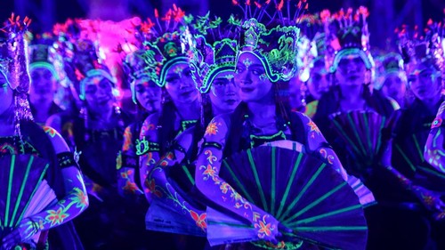 Sejumlah penari menampilkan tarian kolosal dengan konsep glow in the dark pada Festival Gandrung Sewu 2026 di Pantai Boom Marina, Banyuwangi, Jawa Timur, Sabtu (24/10/2026). Festival tahunan yang diikuti 1.300 penari dengan tema Kembang Dermo tersebut untuk pertama kalinya digelar pada malam hari menggunakan konsep glow in the dark (menyala dalam gelap) sebagai upaya merevitalisasi sekaligus mempromosikan seni budaya berbasis kearifan lokal masyarakat Osing kepada wisatawan. ANTARA FOTO/Budi Candra Setya