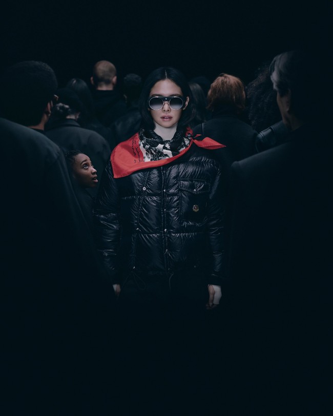 Personel BLACKPINK itu tampak memakai hasil desain ulang jaket Karakorum dari Moncler, yang pertama kali dibuat untuk penjelajah Italia yang mendaki gunung tertinggi kedua di dunia K2 pada 1952. Seperti dilansir dari situs resminya, jaket yang dikenakan Jennie dibanderol seharga $2,250 (Rp 45 juta). Foto: dok. Instagram @Moncler