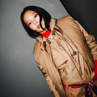 Ada pula gaya Jennie berbalut rompi Tibb berwarna karamel, yang dirancang pada 1980-an sebagai pakaian kerja fungsional berukuran besar. Kini diubah dengan sentuhan baru seperti lapisan mengilap, dan fitur yang dapat dibalik. Foto: dok. Instagram @Moncler