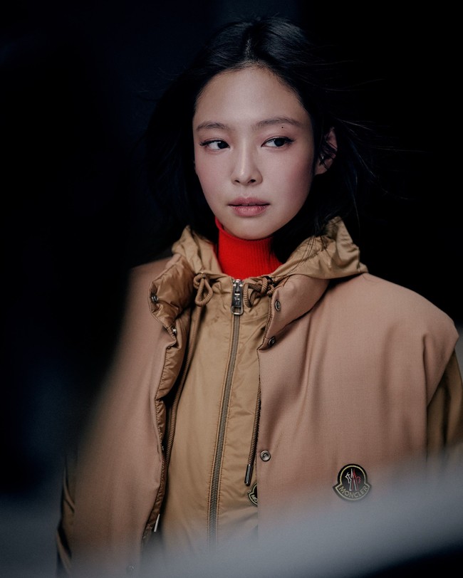 Dalam wawancara eksklusif dengan ELLE setelah pemotretan campaign Moncler, Jennie mengungkap gaya andalannya untuk musim dingin. &ldquo;Aku cenderung memakai baju dalaman sederhana dan membiarkan mantel menjadi pusat perhatian,&rdquo; terangnya.&nbsp;Foto: dok. Instagram @Moncler