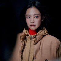 Dalam wawancara eksklusif dengan ELLE setelah pemotretan campaign Moncler, Jennie mengungkap gaya andalannya untuk musim dingin. &ldquo;Aku cenderung memakai baju dalaman sederhana dan membiarkan mantel menjadi pusat perhatian,&rdquo; terangnya.&nbsp;Foto: dok. Instagram @Moncler