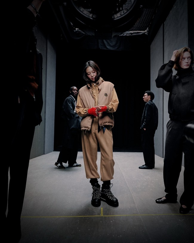 Jennie BLACKPINK tampil sebagai model campaign rumah mode Italia, Moncler bertajuk Re/Icons 2026. Bersanding dengan dua ikon musik legendaris dunia, Cher dan Grace Jones. Foto: dok. Instagram @Moncler