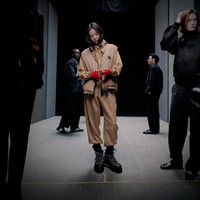Jennie BLACKPINK tampil sebagai model campaign rumah mode Italia, Moncler bertajuk Re/Icons 2026. Bersanding dengan dua ikon musik legendaris dunia, Cher dan Grace Jones. Foto: dok. Instagram @Moncler