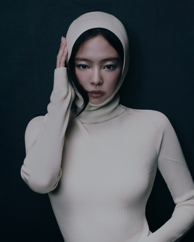 Ia pun berbagi tips berpakaian untuk para penggemarnya. Jennie menekankan pentingnya memakai busana yang membuat seseorang &ldquo;merasa menjadi diri sendiri&rdquo; alih-alih mengikuti tren. Foto: dok. Instagram @Moncler