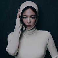 Ia pun berbagi tips berpakaian untuk para penggemarnya. Jennie menekankan pentingnya memakai busana yang membuat seseorang &ldquo;merasa menjadi diri sendiri&rdquo; alih-alih mengikuti tren. Foto: dok. Instagram @Moncler