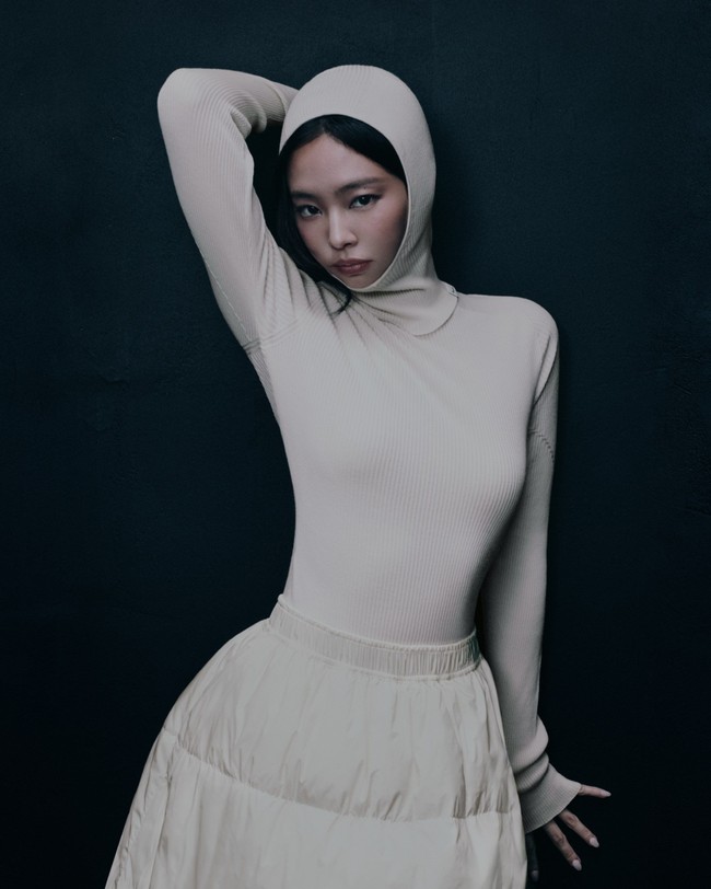 Ini bukan pertama kalinya Jennie menjalin kerja sama dengan Moncler. Ia lebih dulu menghadiri fashion show Moncler Grenoble di kota pegunungan salju, Aspen, Colorado, AS. Tampil memakai jumpsuit, moon boots, dan koleksi kacamata khusus untuk ski.&nbsp;Foto: dok. Instagram @Moncler