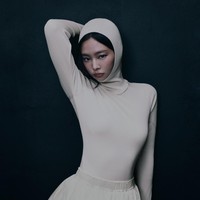 Ini bukan pertama kalinya Jennie menjalin kerja sama dengan Moncler. Ia lebih dulu menghadiri fashion show Moncler Grenoble di kota pegunungan salju, Aspen, Colorado, AS. Tampil memakai jumpsuit, moon boots, dan koleksi kacamata khusus untuk ski.&nbsp;Foto: dok. Instagram @Moncler