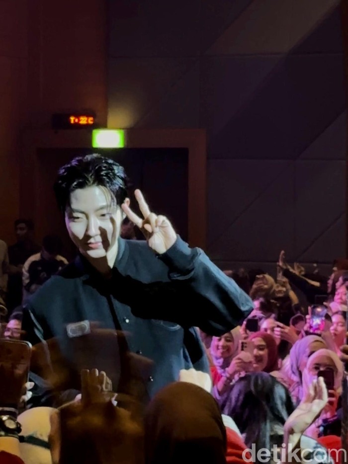 Aktor Korea Hwang In Youp dalam acara HWANG IN YOUP FANMEETING TOUR [To you] in JAKARTA pada Sabtu (24/10/2026) malam di Jakarta Concert Hall at MNC Center, Jakarta Pusat.