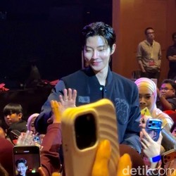 Hwang In Youp Kasih Cinta Level Dewa ke Fans di Fanmeeting Jakarta