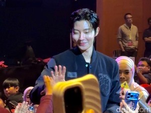 Hwang In Youp Kasih Cinta Level Dewa ke Fans di Fanmeeting Jakarta