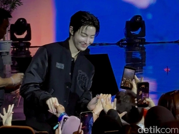 Aktor Korea Hwang In Youp dalam acara HWANG IN YOUP FANMEETING TOUR [To you] in JAKARTA pada Sabtu (24/10/2026) malam di Jakarta Concert Hall at MNC Center, Jakarta Pusat.